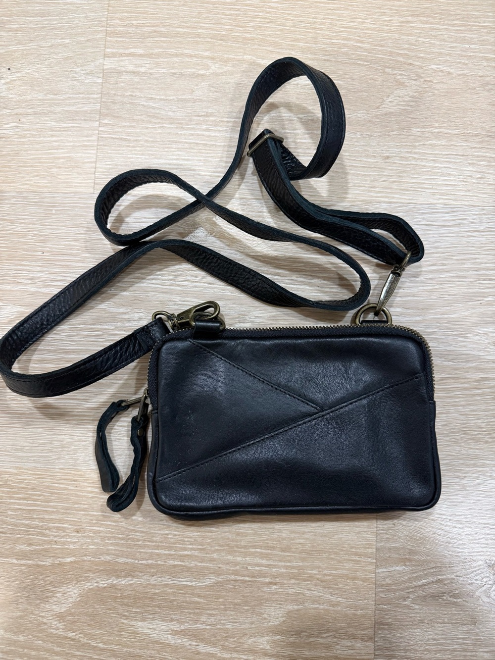 Minimalist Black Leather Crossbody Bag with Adjustable Strap
